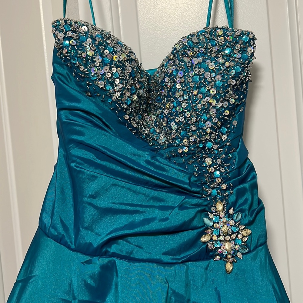 Prom dress, not sure brand size 4 has sew in cups. Worn once for prom.